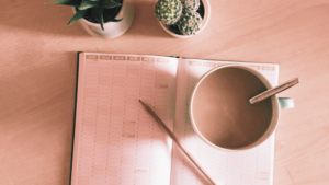 Kalender, Kaffeetasse, Zimmerpflanzen